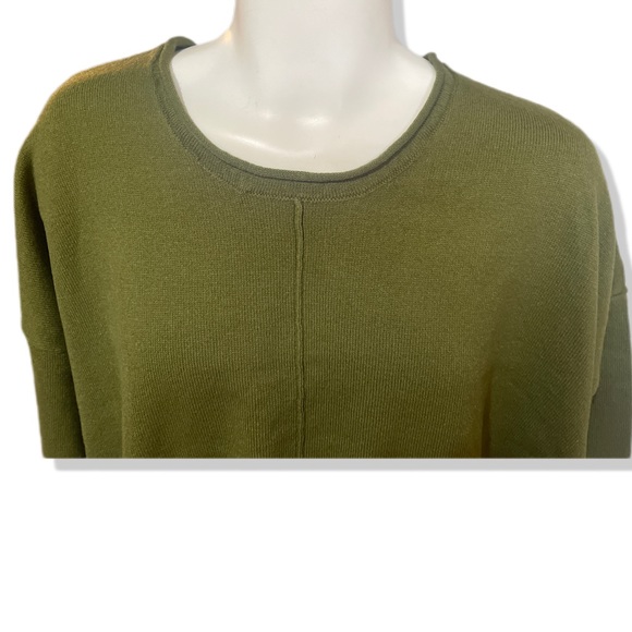 Front seam, side split sweater. - Picture 7 of 8